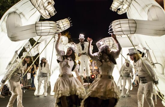 Straatparade 'GUEULE D'OURS'